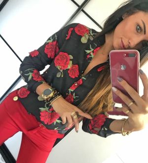 Черна блуза от вискоза с червени рози - код 7128