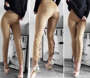 Велурен панталон по тялото с ефектни връзки в кафяво