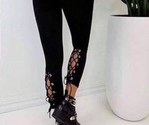 Велурен панталон по тялото с ефектни връзки в кафяво