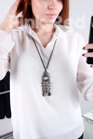 Нежна бяла блуза от фин шифон с дълги ръкави и интересно бижу - код 812