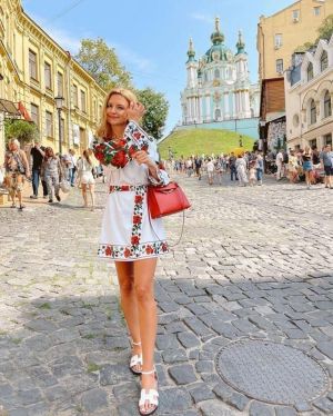 Къса елегантна бяла рокля с червени цветя - код 7618