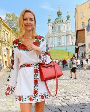 Къса елегантна бяла рокля с червени цветя - код 7618