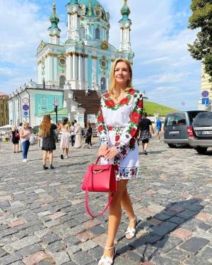 Къса елегантна бяла рокля с червени цветя - код 7618